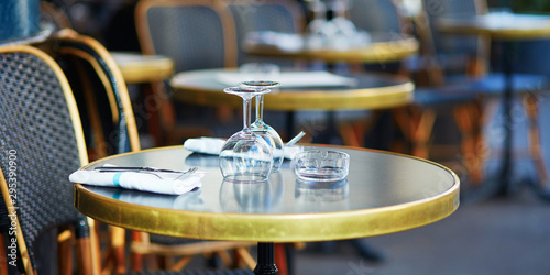 Foto Glasses on a table of cozy Parisian outdoor cafe
