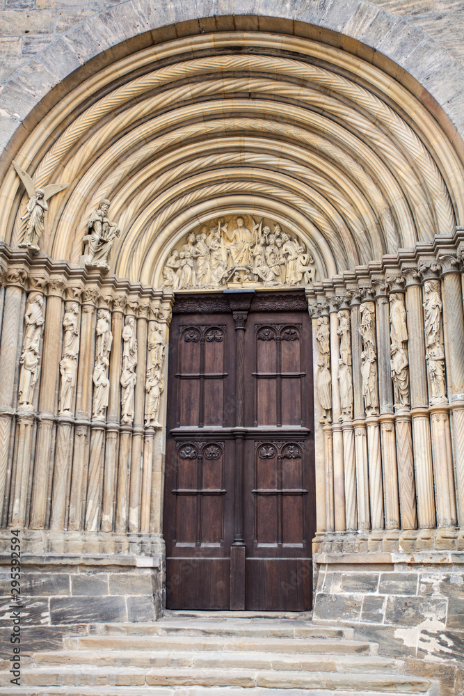 Fototapeta premium Bamberg - Seiteneingang des Doms mit Tympanon