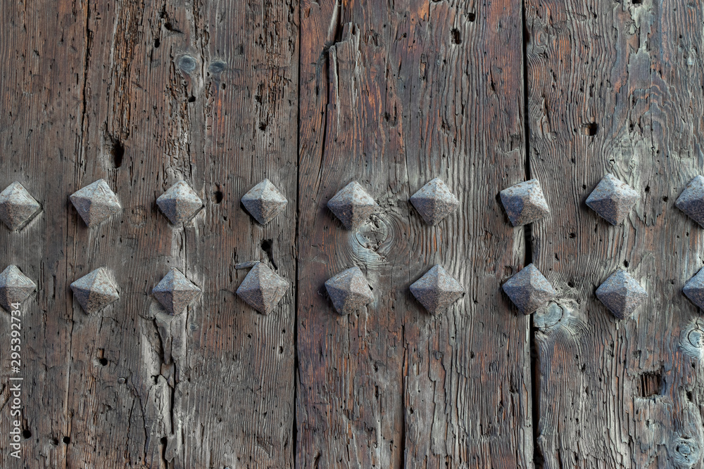 Detalle de remaches de metal en puerta de madera antigua foto de Stock |  Adobe Stock