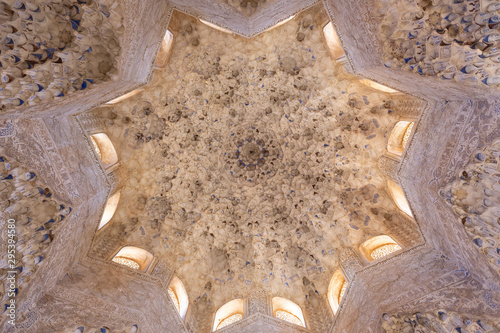 Techo de palacio árabe en Granada Andalucía photo