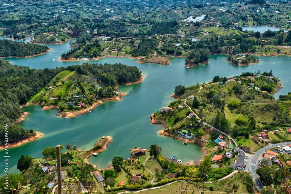 Vista panorámica desde la roca de Guatapé en Medellín, Colombia. Vista del estacionamiento en Guatape Piedra del Peñol, Antioquia. Sitio turístico de Colombia. Vista desde arriba