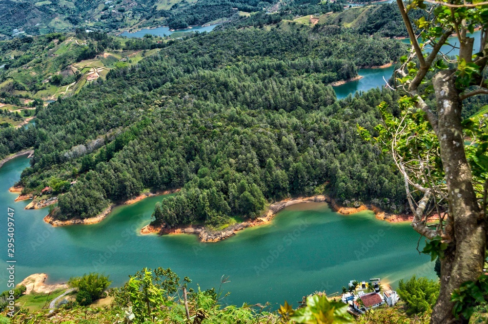 Fototapeta premium Vista panorámica desde la roca de Guatapé en Medellín, Colombia. Vista del estacionamiento en Guatape Piedra del Peñol, Antioquia. Sitio turístico de Colombia. Vista desde arriba