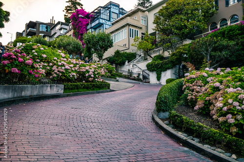 Fototapeta Naklejka Na Ścianę i Meble -  Lombard Street San Francisco City Life