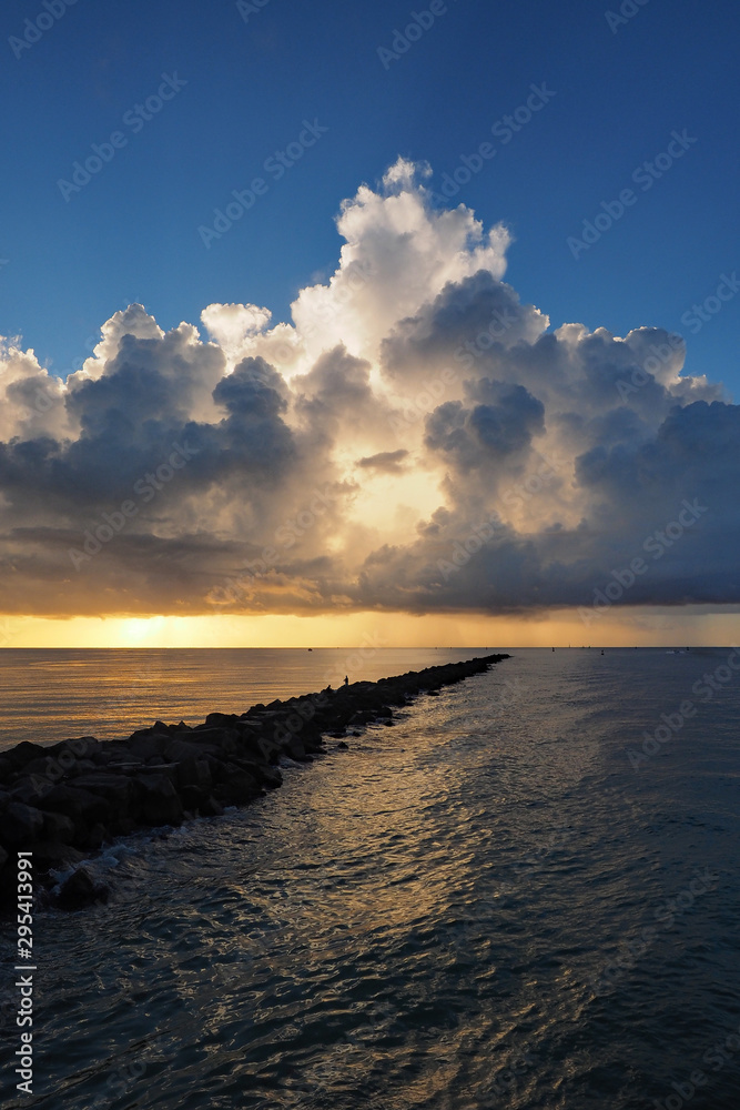 Obraz premium Sunrise on Miami Beach's South Beach, Florida under dramatic cloudscape.