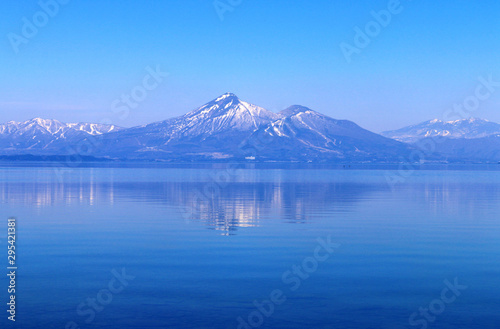 jezioro-inawashiro-i-gora-bandai-wiosna