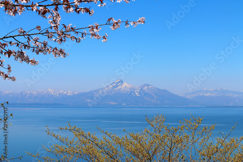 春の猪苗代湖と磐梯山（郡山市・湖南町） © tk2001