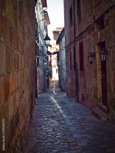 Calle estrecha parte vieja Hondarribia ©  Arscom216