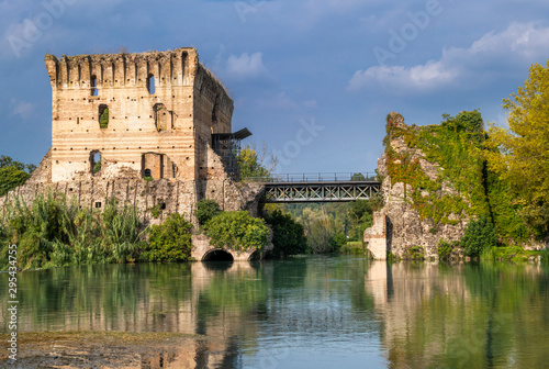 Bild auf Leinwand Visconti Brücke, Ponte Visconteo in Valeggio sul Mincio, Borghetto am Mincio süd