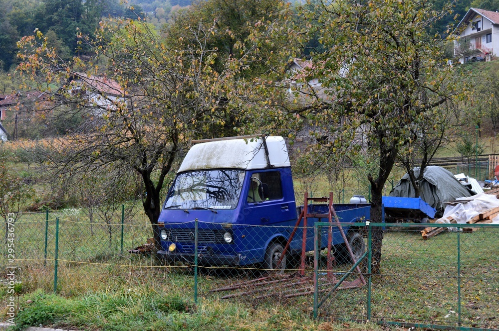an old blue van in the yard