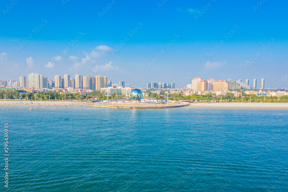 Naklejka premium City waterfront view of Silver Beach in The Northwest Sea