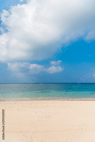 宮古島のビーチ　宮古島の海　Beautiful beach in Miyakojima Island, Okinawa. © kurosuke