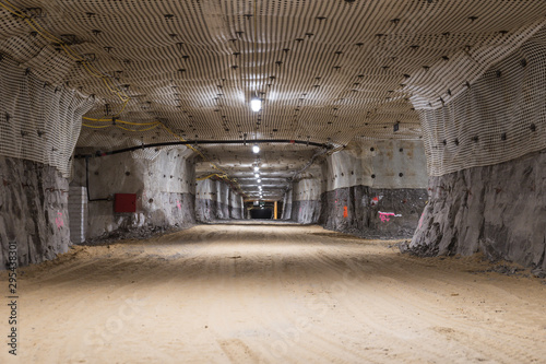 Foto exploitation hollow with the modern mesh on the ceiling in copper mine