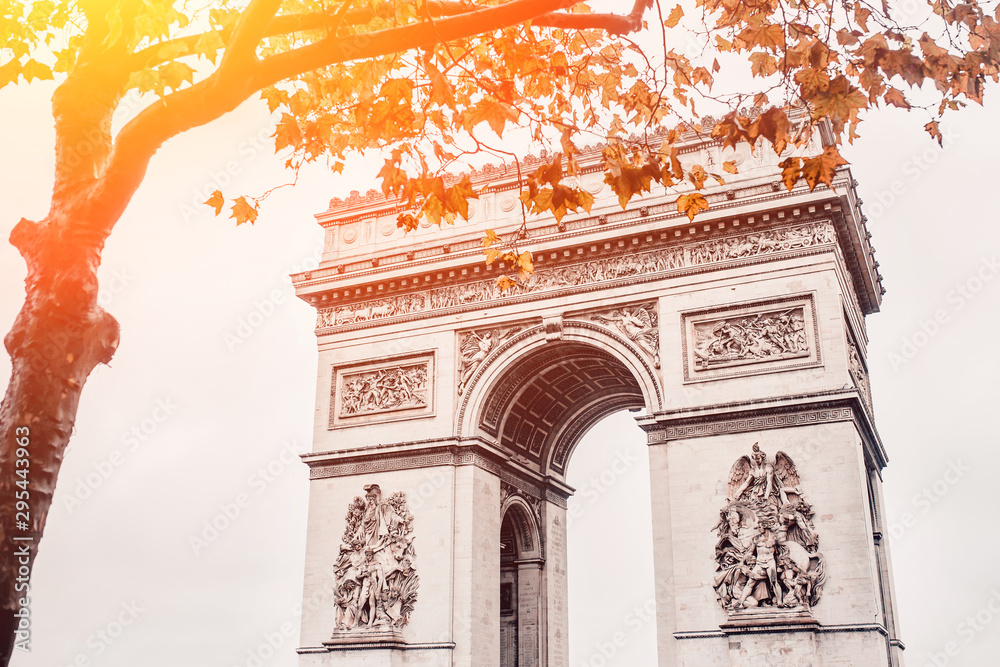 Fototapeta premium Arc de Triomphe in Paris on a cloudy fall day - French charm and tourist attractions