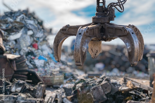 Tableau sur toile Close-up view on mechanical arm claw of crane at landfill.