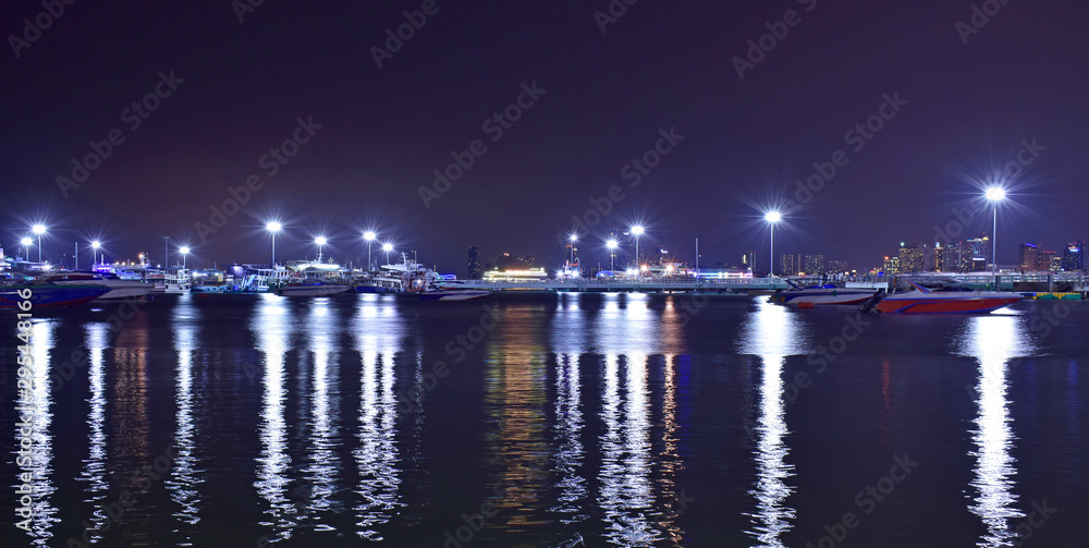  Pattaya Pier At night there is a beautiful light. And there are many boats Waiting for tourists at night