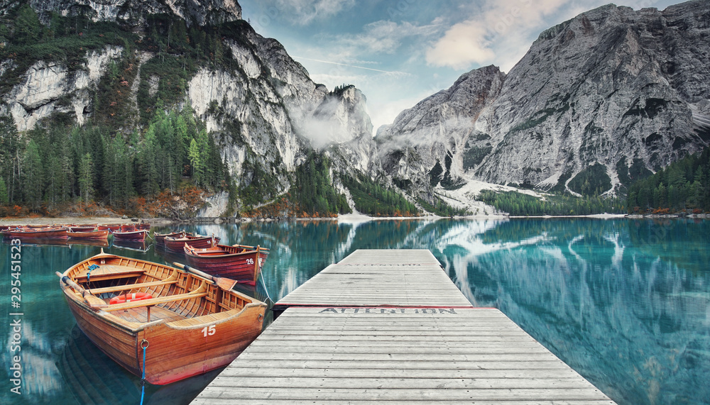 Fototapeta Dolomity jesienią - łódki przy nabrzeżu