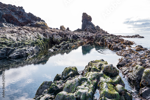 Djupalonssandur - Strand der schwarzen Perlen auf Island mit bizarren Lavafelsen  im Süden der Halbinsel Snoefellsness
