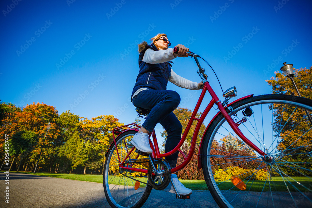 Obraz premium Urban biking - woman riding bike in city park