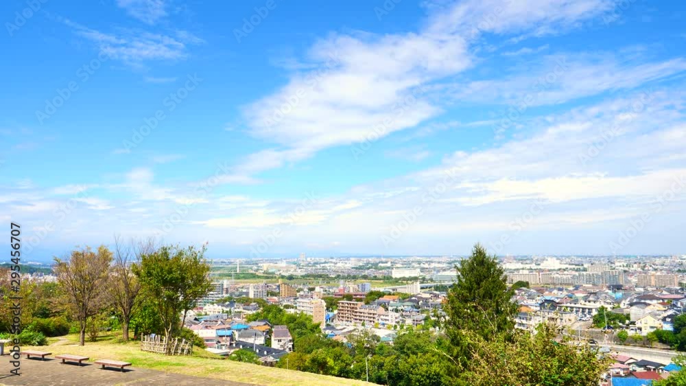 青空が広がる住宅街