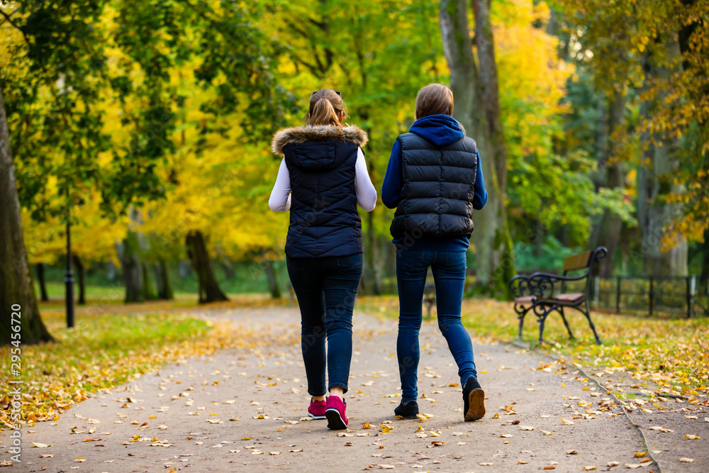 Obraz premium People walking in city park