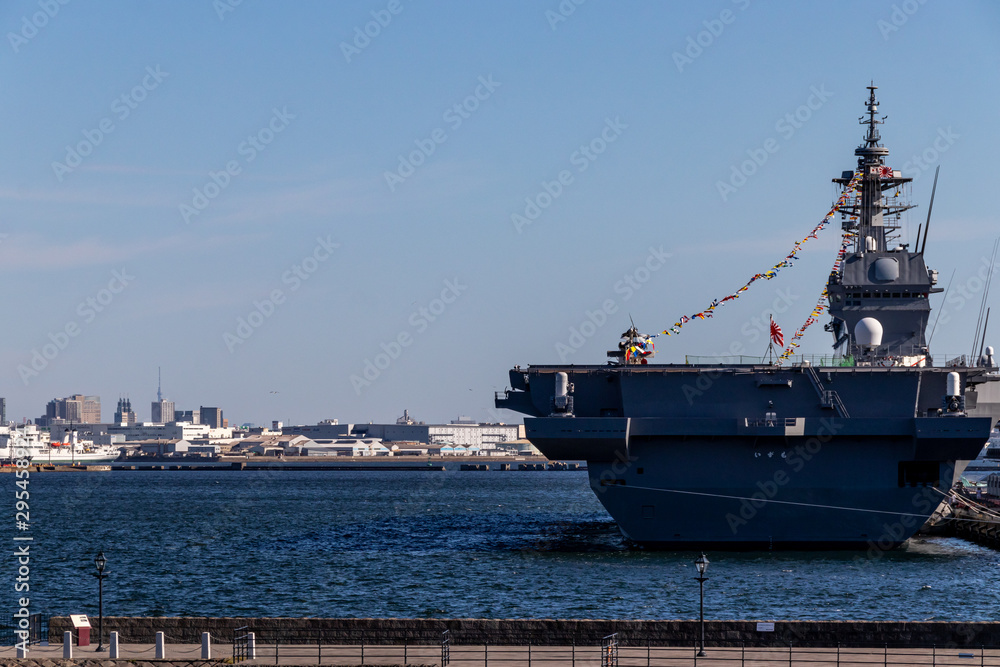 横浜大桟橋の護衛艦