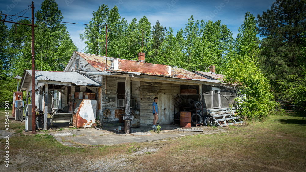 Obraz premium Young teen standing at abandoned gas station