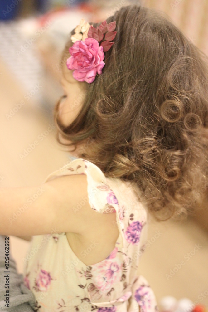 Naklejka premium curly beautiful girl received a Christmas present