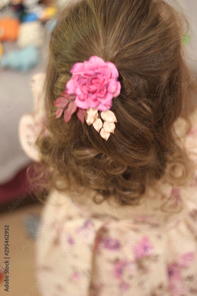 Naklejka premium curly beautiful girl received a Christmas present
