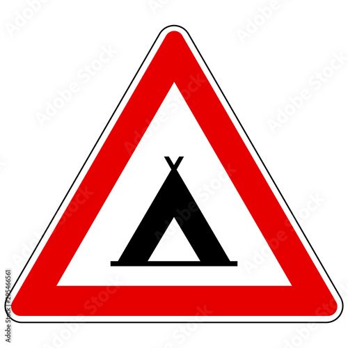 Zelt und Achtung Schild