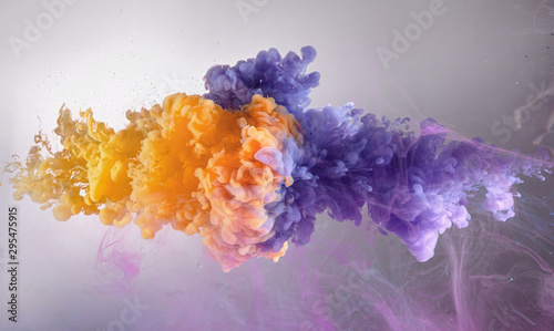 Fototapeta mieszanka pomarańczowego i purpurowego koloru wody farby pluśnięcia tła
