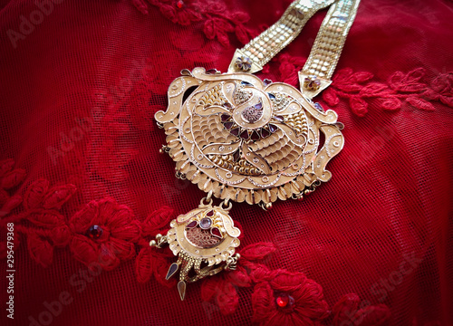 Fototapete Indian traditional gold necklace, Jewellery concept