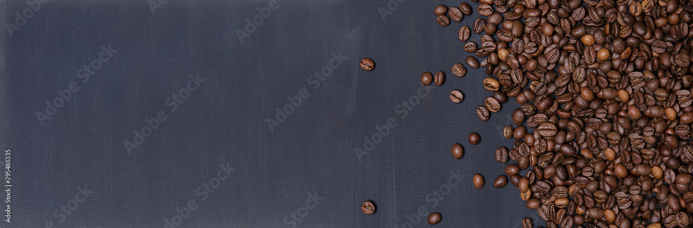 Fototapeta premium Coffee beans on navy painted background