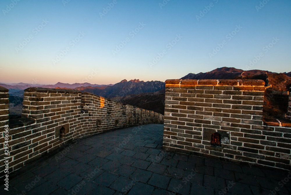 Fototapeta premium Sunrise at the Great Wall in Mutianyu, China, Asia