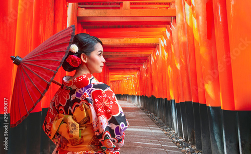Stampa su tela Women in traditional japanese kimonos walking at Fushimi Inari Shrine in Kyoto,