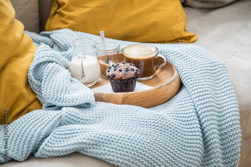 Wallpaper Mural Blaubeermuffin mit Kaffee, Milch und Zucker auf Holztablett und gemütliches Sofa mit blau Wolldecke und gelb Kissen  Torontodigital.ca