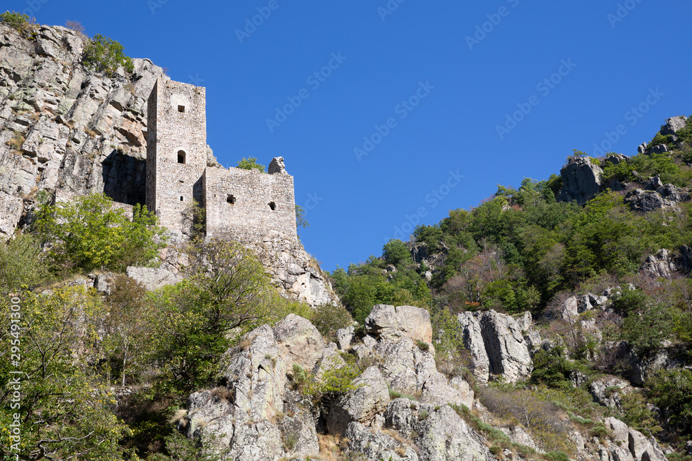 Mittelalterliche Burg in der Ortschaft Borne, Ardeche, Frankreich