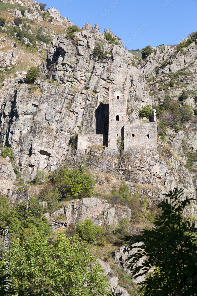 Mittelalterliche Burg in der Ortschaft Borne, Ardeche, Frankreich