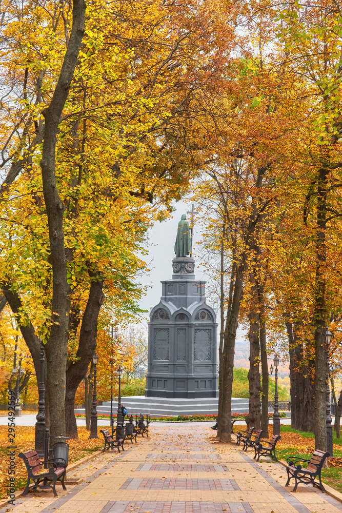 Fototapeta Monument to Prince Vladimir the Baptist at the golden autumn in Kiev