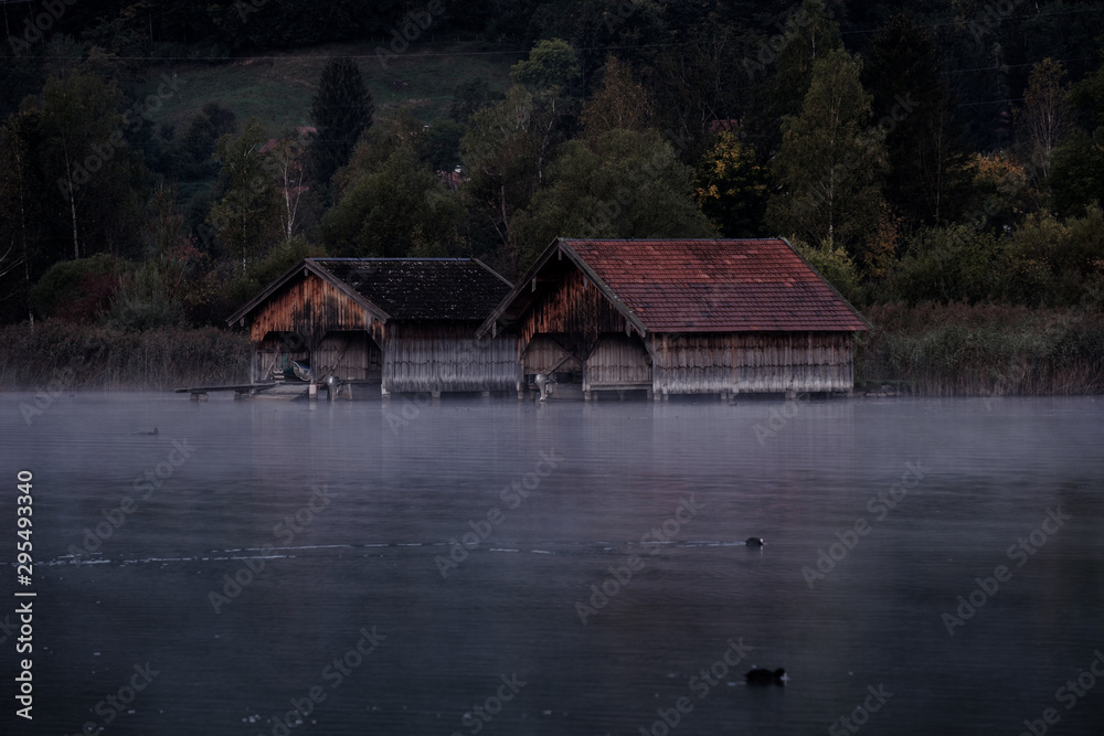 Fischerhütten am See bei Nebel