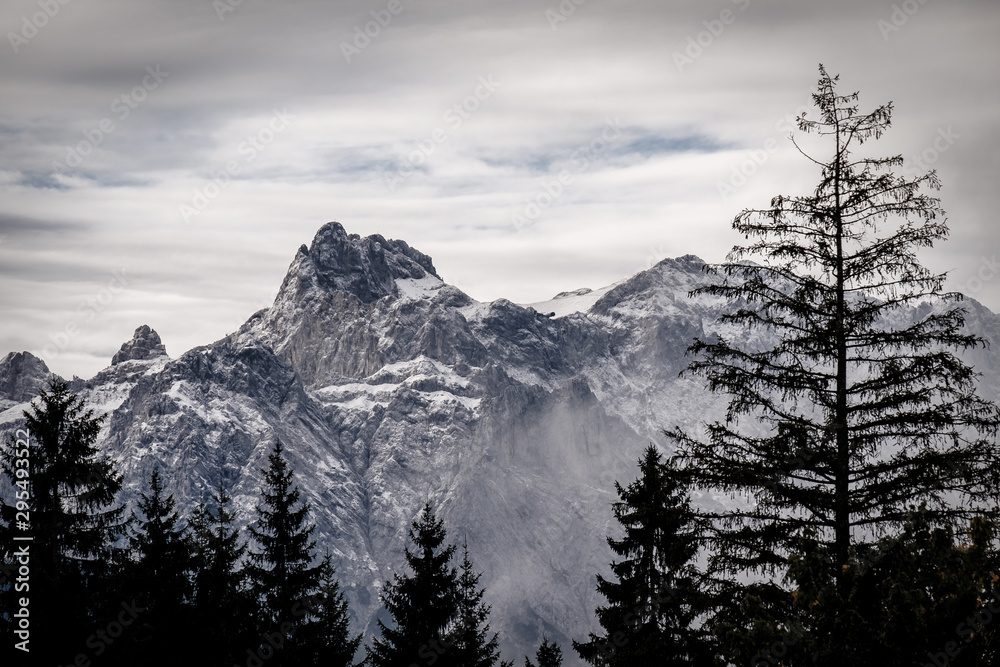 Karwendel Gebirge bei Nebel