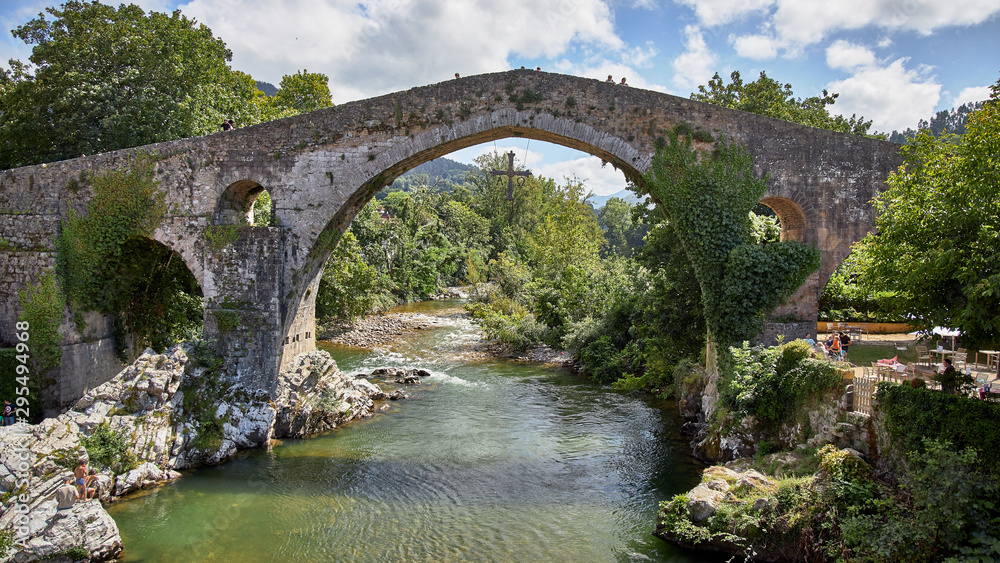 Puente romano de piedra sobre rio
