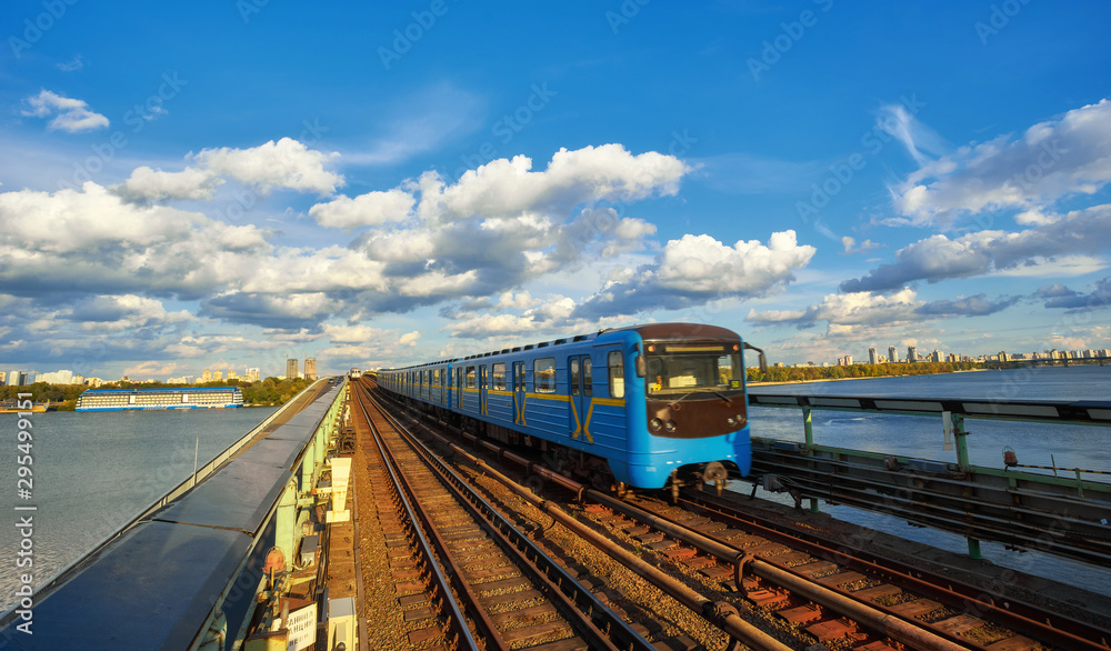 Obraz premium train goes bridge over the Dnieper in Kiev