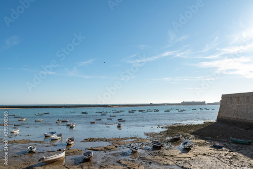 Wallpaper Mural Barcos en el agua, Playa de La Caleta, en la provincia de Cádiz, Andalucía, España Torontodigital.ca