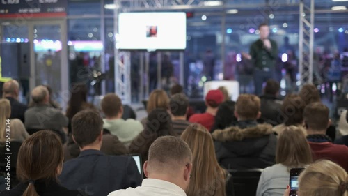 Wallpaper Mural Audience listens lecturer at workshop Torontodigital.ca