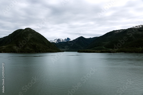 Hermoso lago en alaska