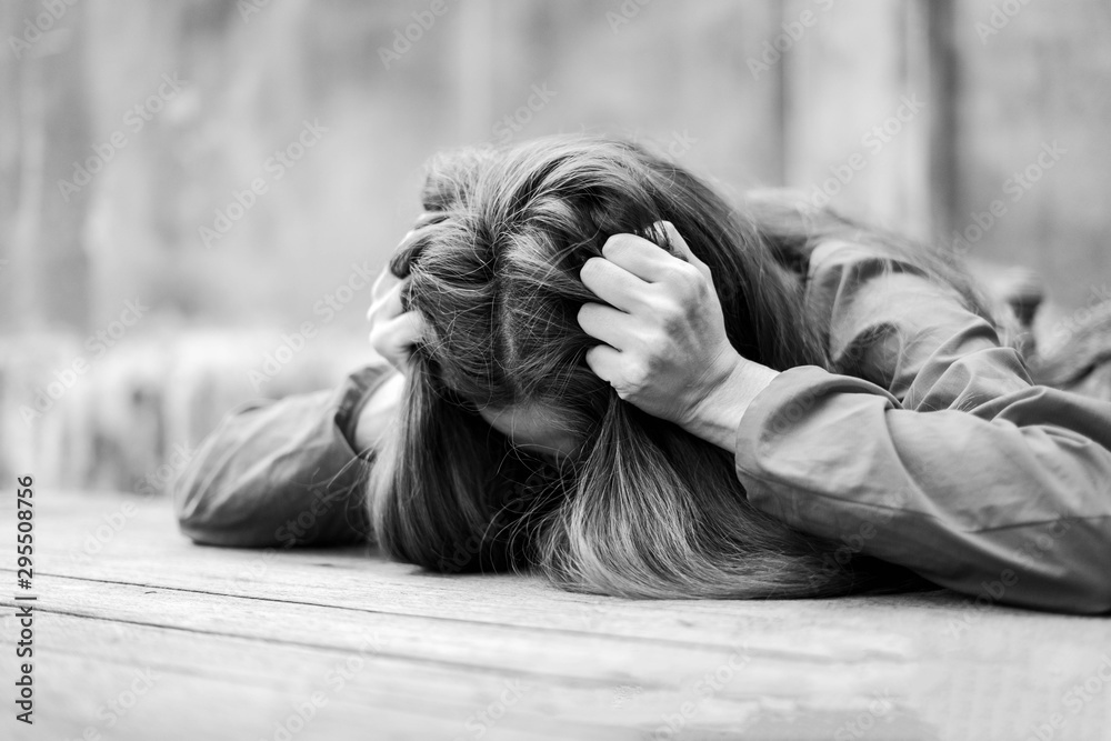 Angry and stressed woman. Woman stressed is going crazy pulling her hair in frustration. foto de Stock | Adobe Stock