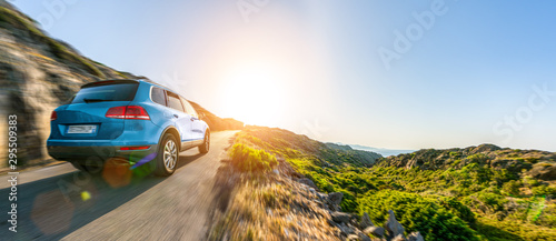 Photo SUV car in spain mountain landscape road at sunset