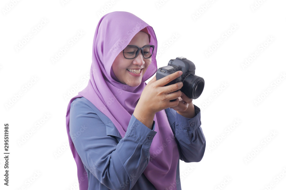 Obraz premium Happy Muslim Woman Photographer Holding a Camera and Smiling