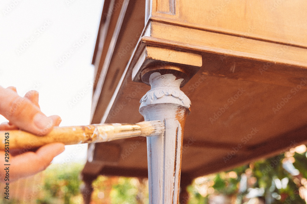 Obraz premium Painting wooden furniture
