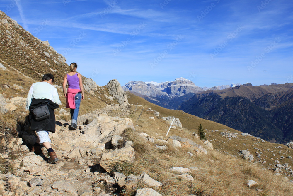 Frauen wandern in den Dolomiten